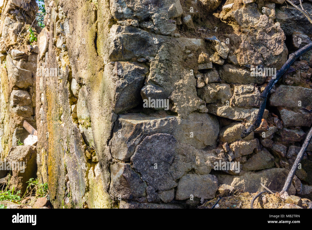 Trockenmauer aus random grauen Stein Stockfoto