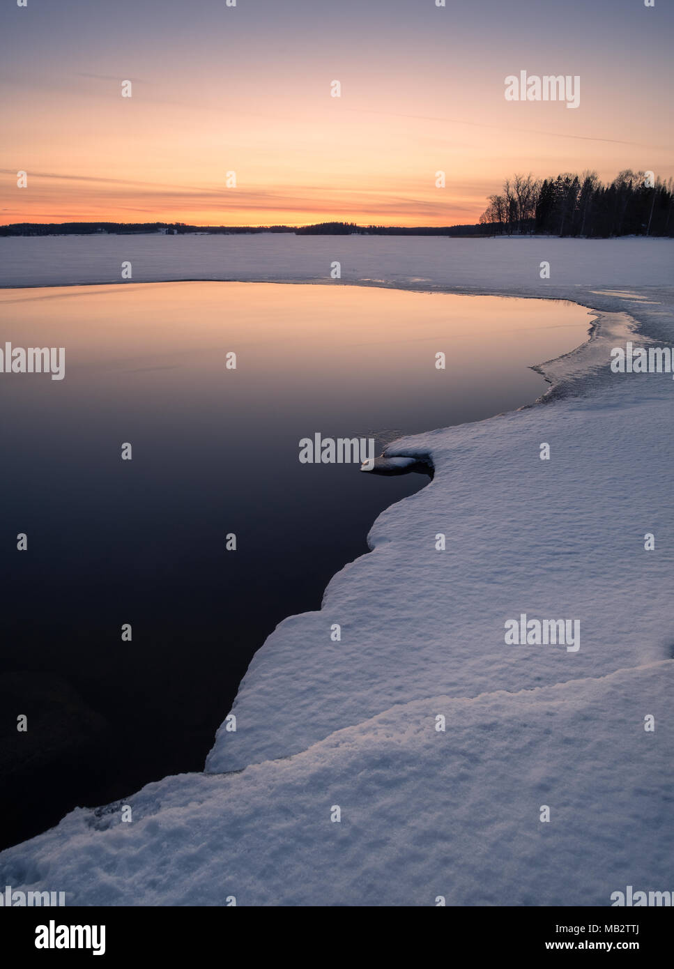 Die malerische Landschaft mit geschmolzener See ein Sonnenuntergang am Abend in Finnland Stockfoto