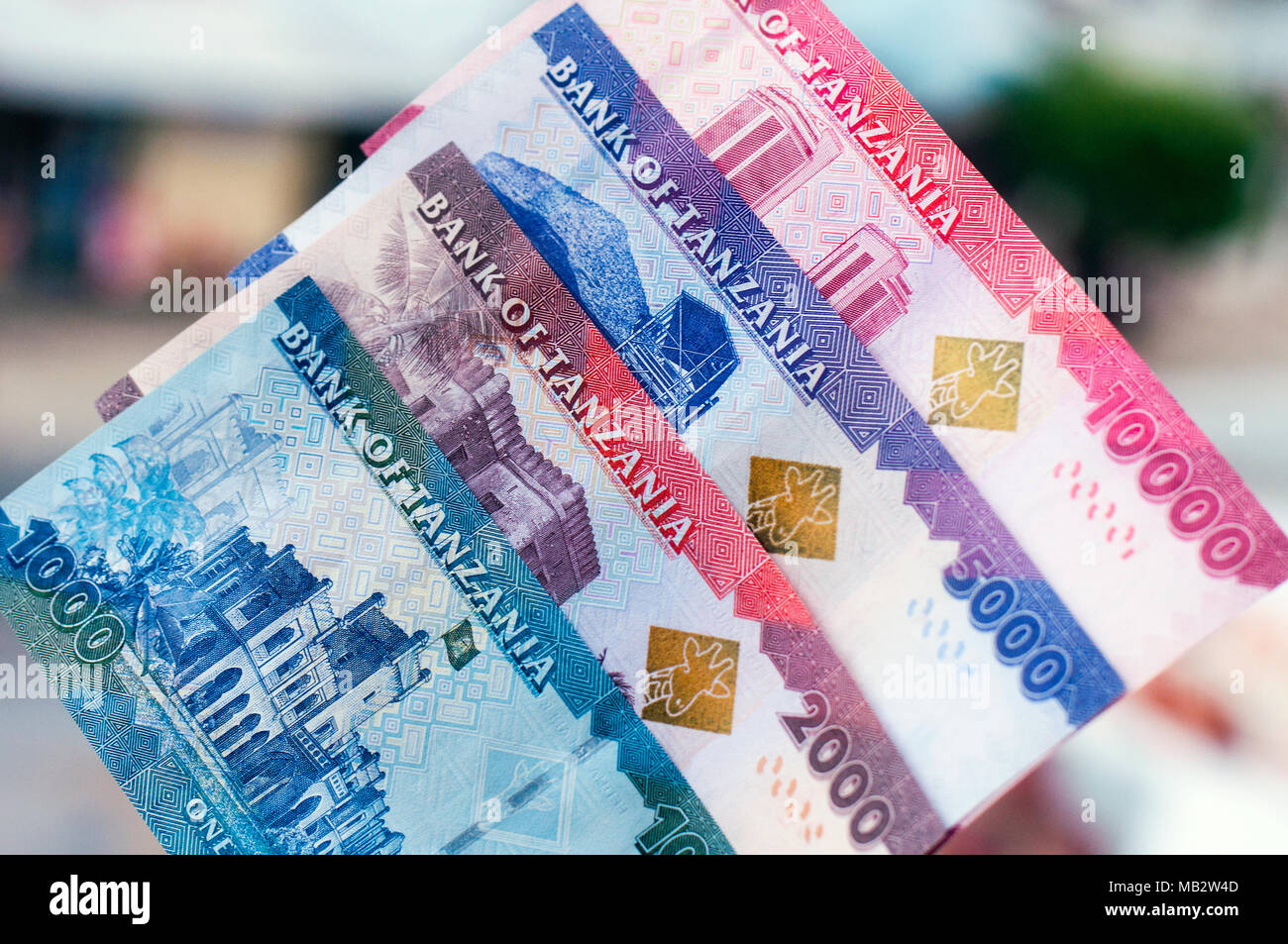 Die vier verfügbaren Banknoten aus Tansania in der denonmination von Tansania-schilling: 10.000, 5.000, 2.000 und 1.000, fotografiert am Standort in Da Stockfoto