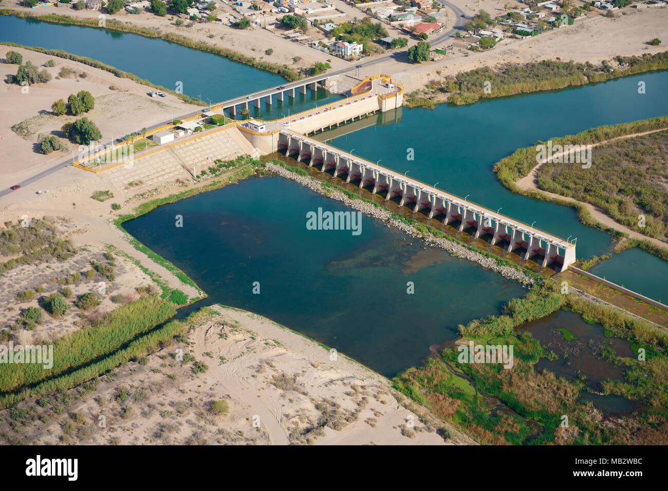 LUFTAUFNAHME. Das Ende des Colorado River am Staudamm von Morelos. Los Algodones, Baja California, Mexiko und die Vereinigten Staaten. Stockfoto