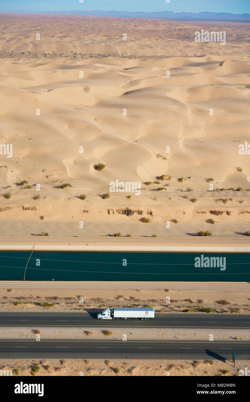 LUFTAUFNAHME. Der gesamte amerikanische Kanal entlang der Interstate 8 in den Algodones Dunes in der Sonoran-Wüste. Winterhaven, Imperial County, Kalifornien, USA. Stockfoto