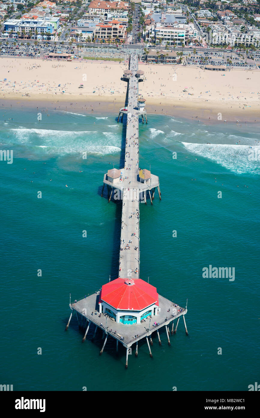 LUFTAUFNAHME. 564 Meter langer Huntington Beach Pier. Orange County, Kalifornien, USA. Stockfoto