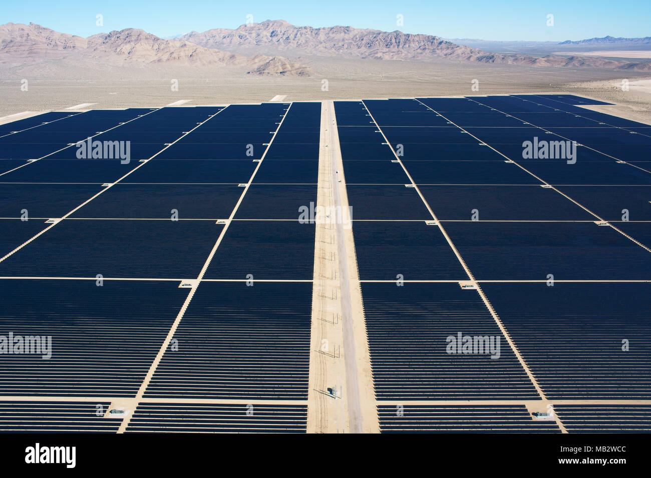 LUFTAUFNAHME. Großes Feld von Photovoltaik-Paneelen in der felsigen Mojave-Wüste. Stateline Solar Facility, Nipton, San Bernardino County, Kalifornien, USA. Stockfoto