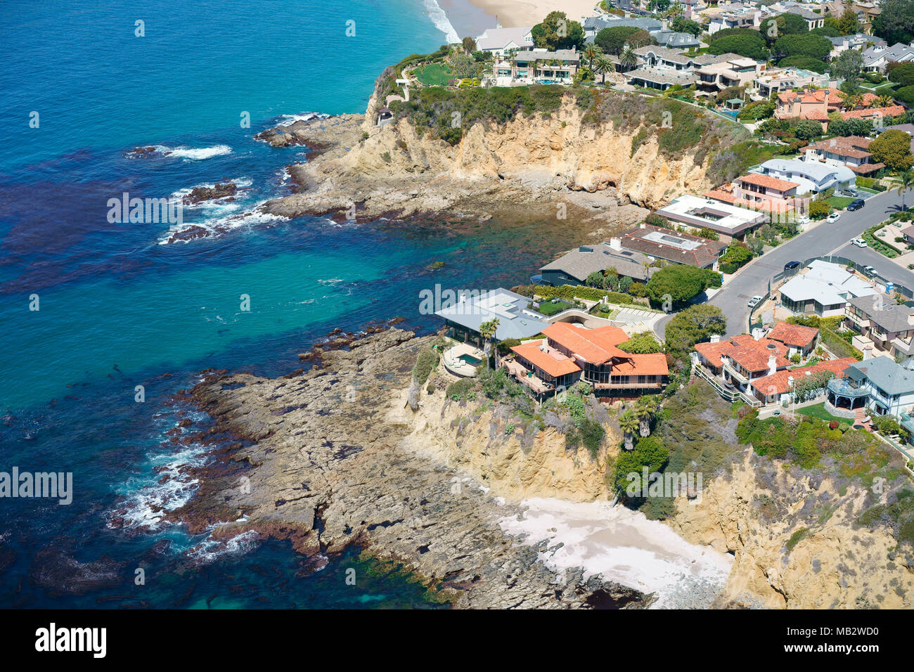 LUFTAUFNAHME. Große Häuser auf einer Klippe mit Blick auf den Pazifik. Two Rock Point, Laguna Beach, Orange County, Kalifornien, USA. Stockfoto