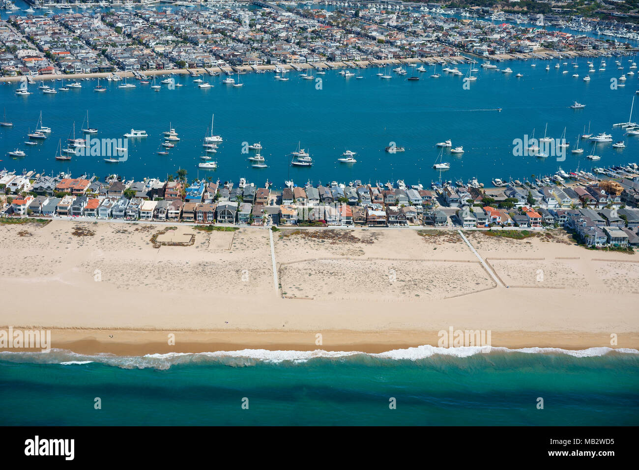 LUFTAUFNAHME. Balboa Peninsula im Vordergrund mit Balboa Island im Hintergrund. Newport Beach, Orange County, Kalifornien, USA. Stockfoto