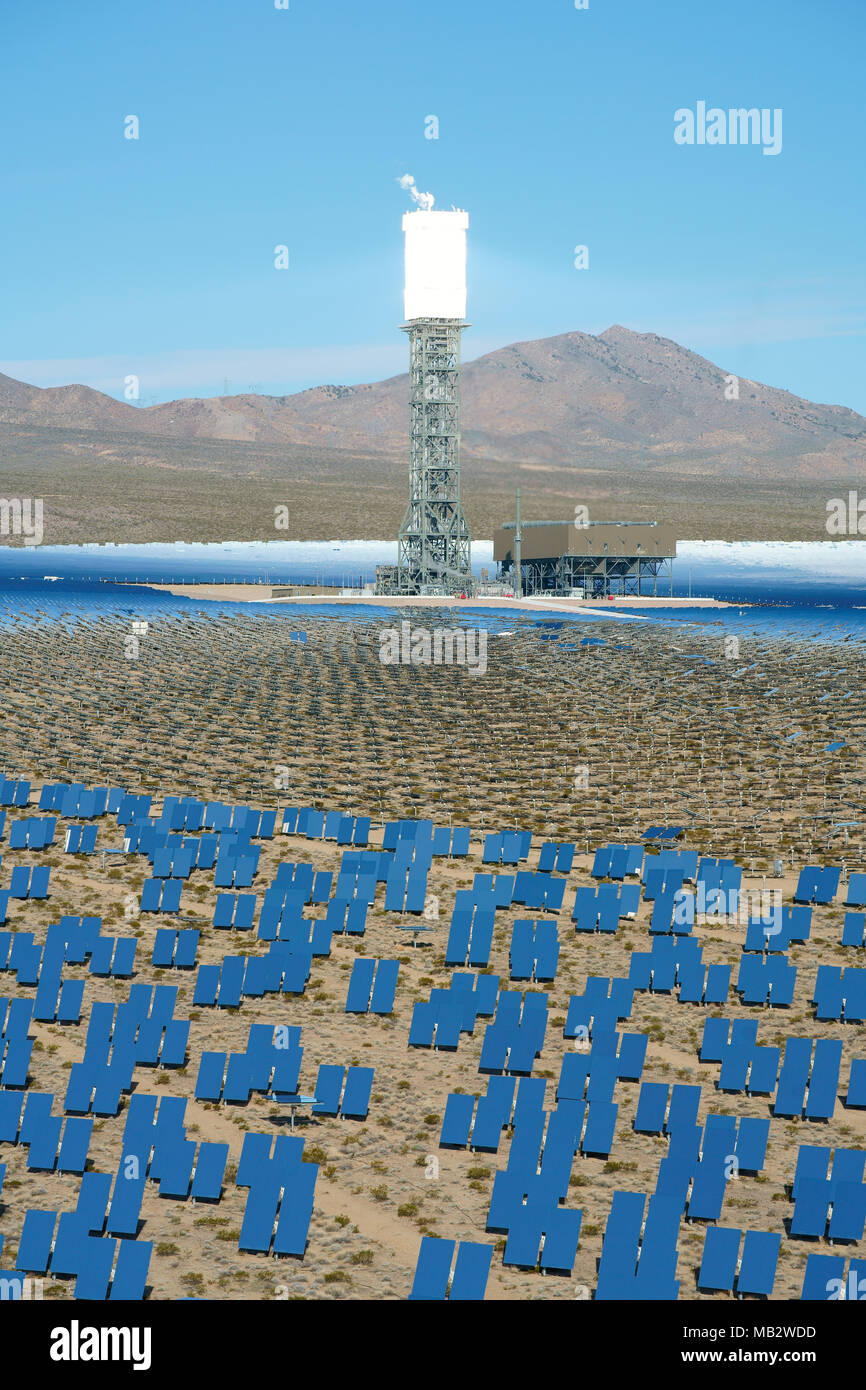 143 Meter hoher Turm, der das umgeleitete Sonnenlicht empfängt. Ivanpah Solar Electric Generating System, Nipton, San Bernardino County, California, USA. Stockfoto