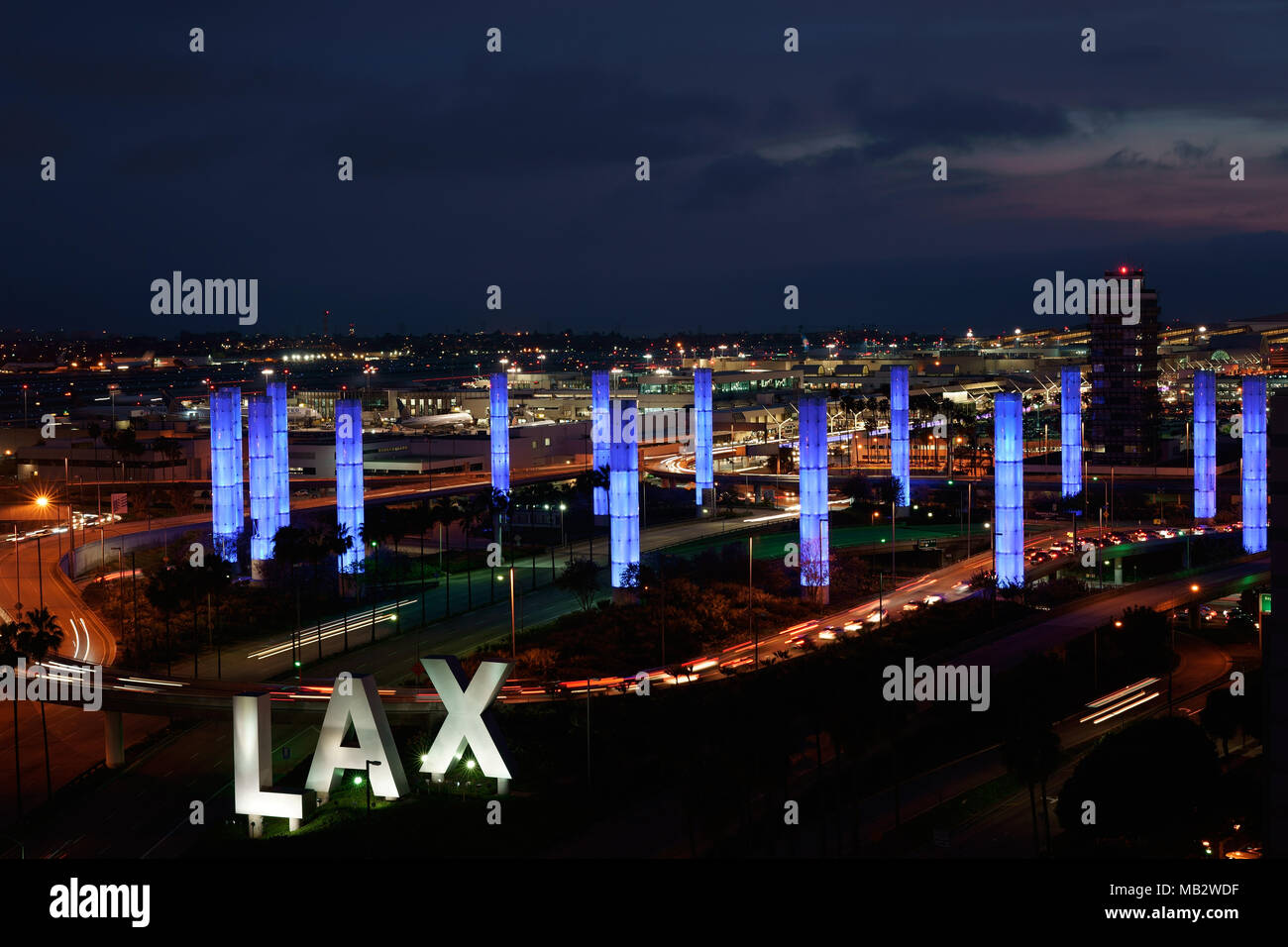 Kinetische Lichtinstallation bei Dämmerung. LAX Gateway Pylon Project, Los Angeles International Airport, Kalifornien, USA. Stockfoto