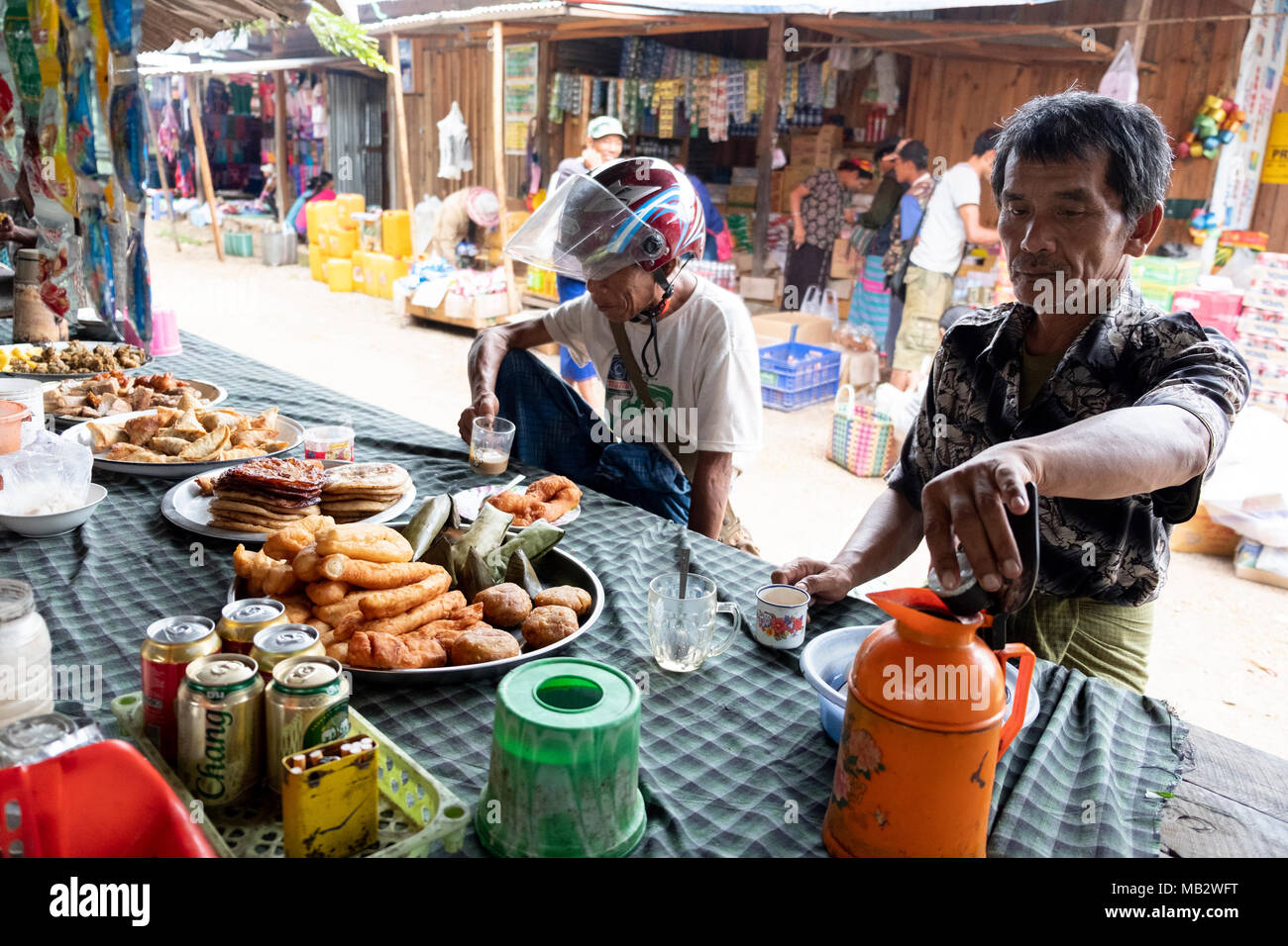 Essen im Demoso Markt in Kayin State Stall, Myanmar Stockfoto