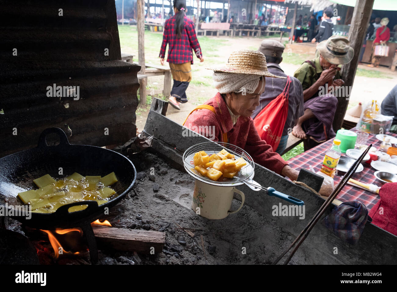 Essen im Demoso Markt in Kayin State Stall, Myanmar Stockfoto