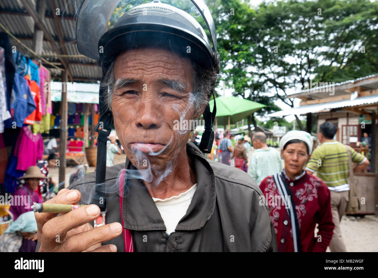 Ein Mann raucht eine Zigarre an der Demoso Markt in Kayin State, Myanmar Stockfoto