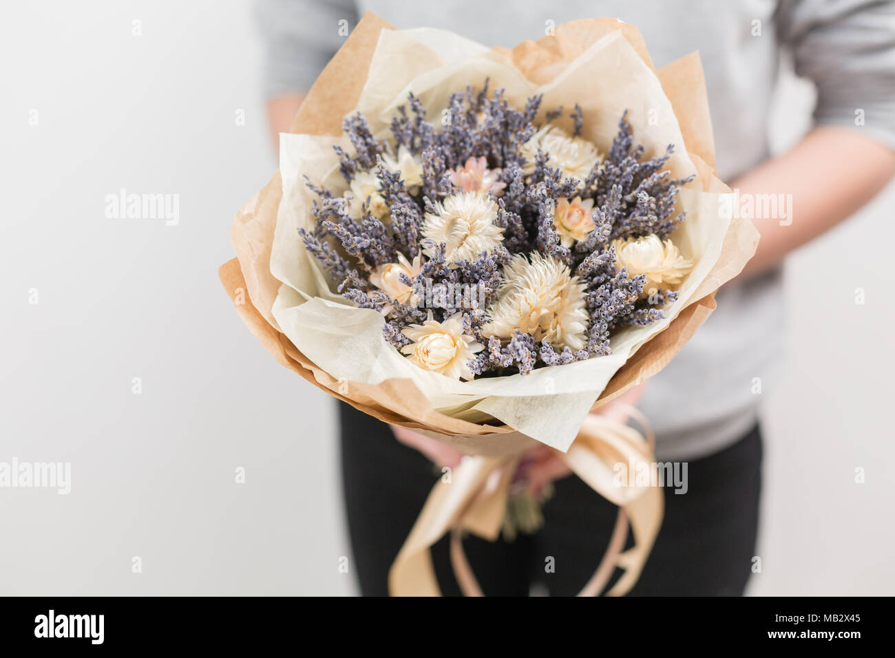 Blumenstrauß aus Lavendel und trockene Blumen. Farbenfrohe Sommer Bündel lila Lavendel und Kamille gelb Blumen. Stockfoto