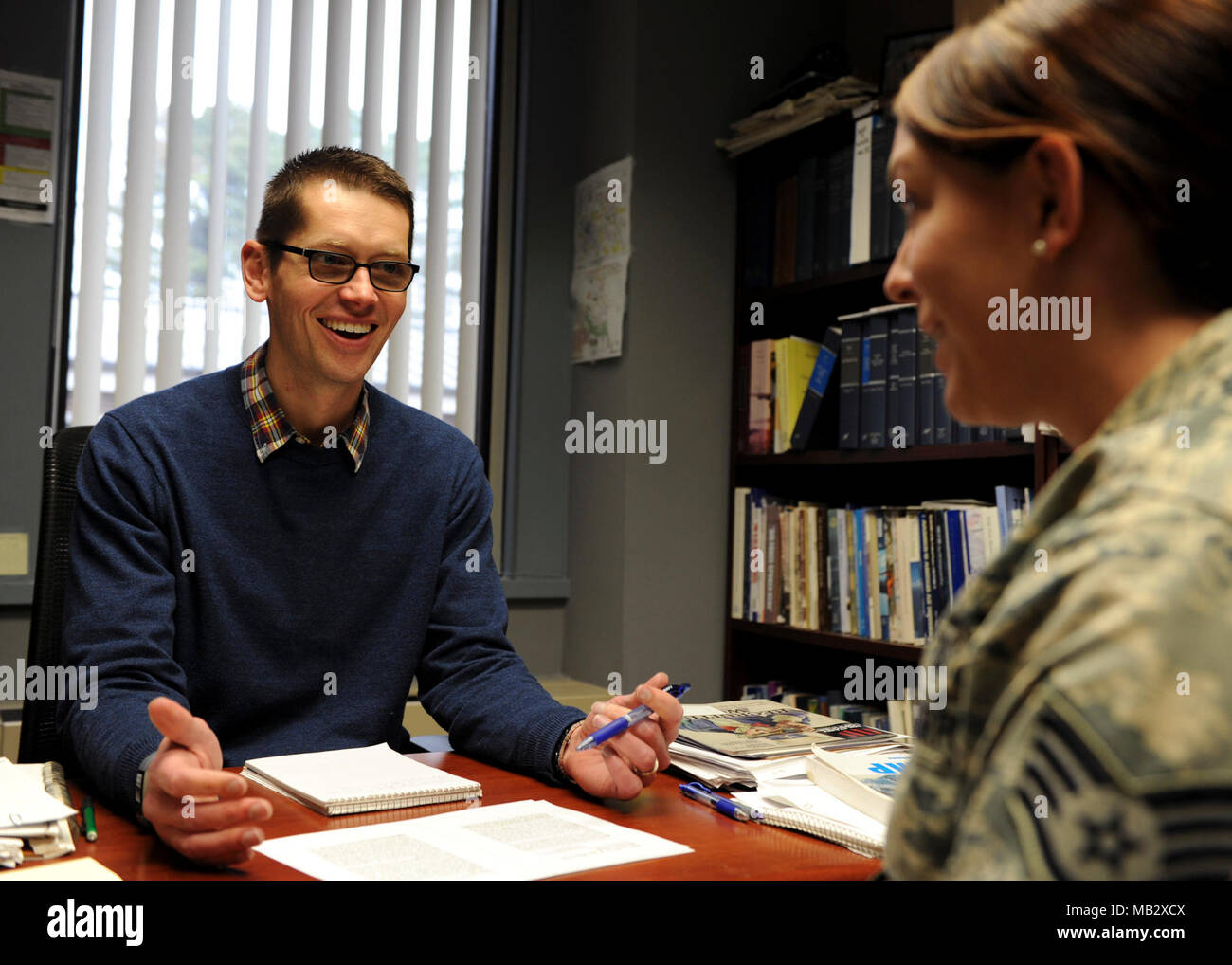 Dr. Jeremy Prichard, 19 Airlift Wing Historian, spricht mit einem