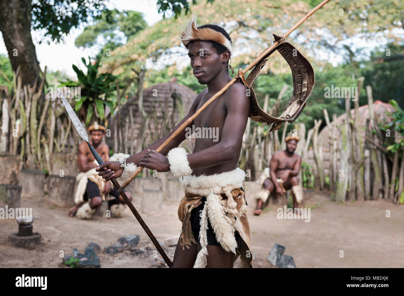 St. Lucia Südafrika - Südafrika - 25. Juni 2017: Zulu Krieger in traditioneller Kleidung in Khula Zulu Dorf in der Nähe von Santa Lucia in Südafrika Stockfoto