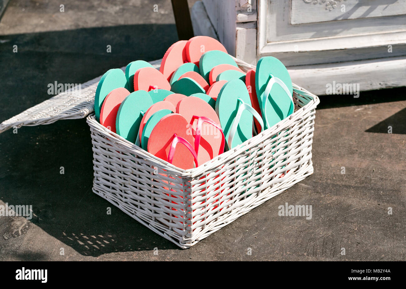 Viele Sandale haben viele Farbe. Schiefern Rosa und Grün in einem Korb Stockfoto