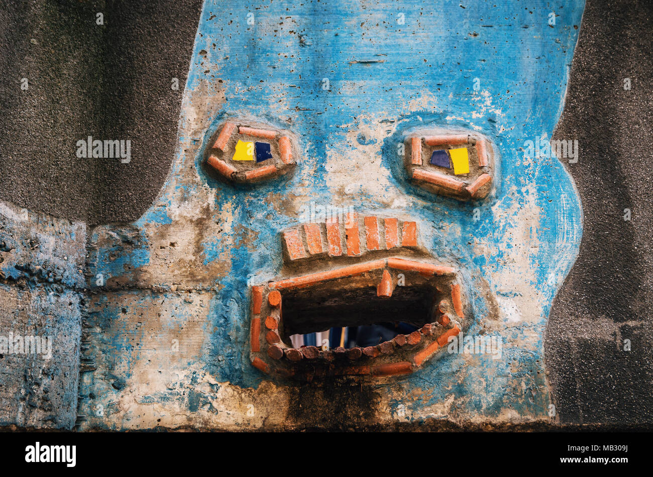 Wien, Österreich - 01. Oktober 2017: Die lustige Detail der Fassade des Hundertwasser haus mit bunten Wänden. Wasser ablassen als Gesicht verschleiert. Wien Stockfoto