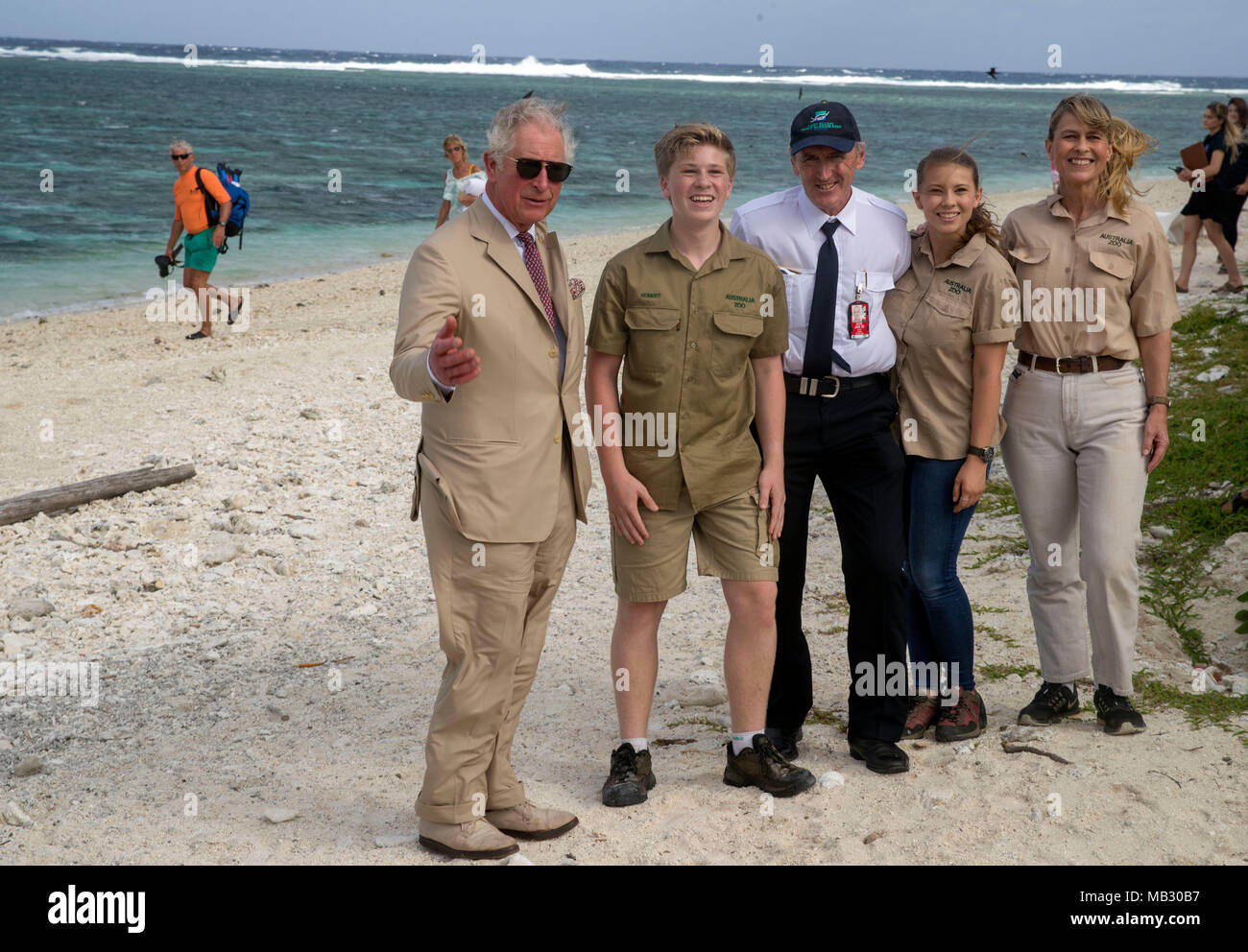 Der Prinz von Wales (links) trifft die Familie der Australischen zookeeper Steve Irwin Robert (Zweite links), Terri (rechts) und Bindi, bei einem Besuch in der Lady Elliot Island in Australien. Stockfoto