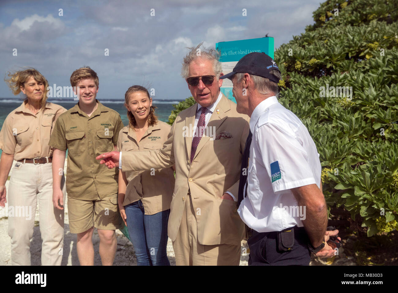 Der Prinz von Wales (Zweiter von rechts) erfüllt die Familie der Australischen zookeeper Steve Irwin (links-rechts) Terri Robert und Bindi, bei einem Besuch in der Lady Elliot Island in Australien. Stockfoto