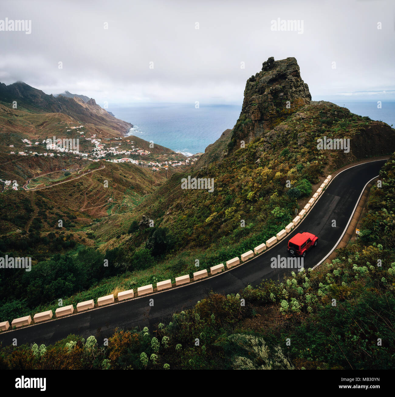 Panoramablick über Taganana Dorf mit gewundenen Straße im Norden von Teneriffa. Kanarische Inseln, Spanien Stockfoto