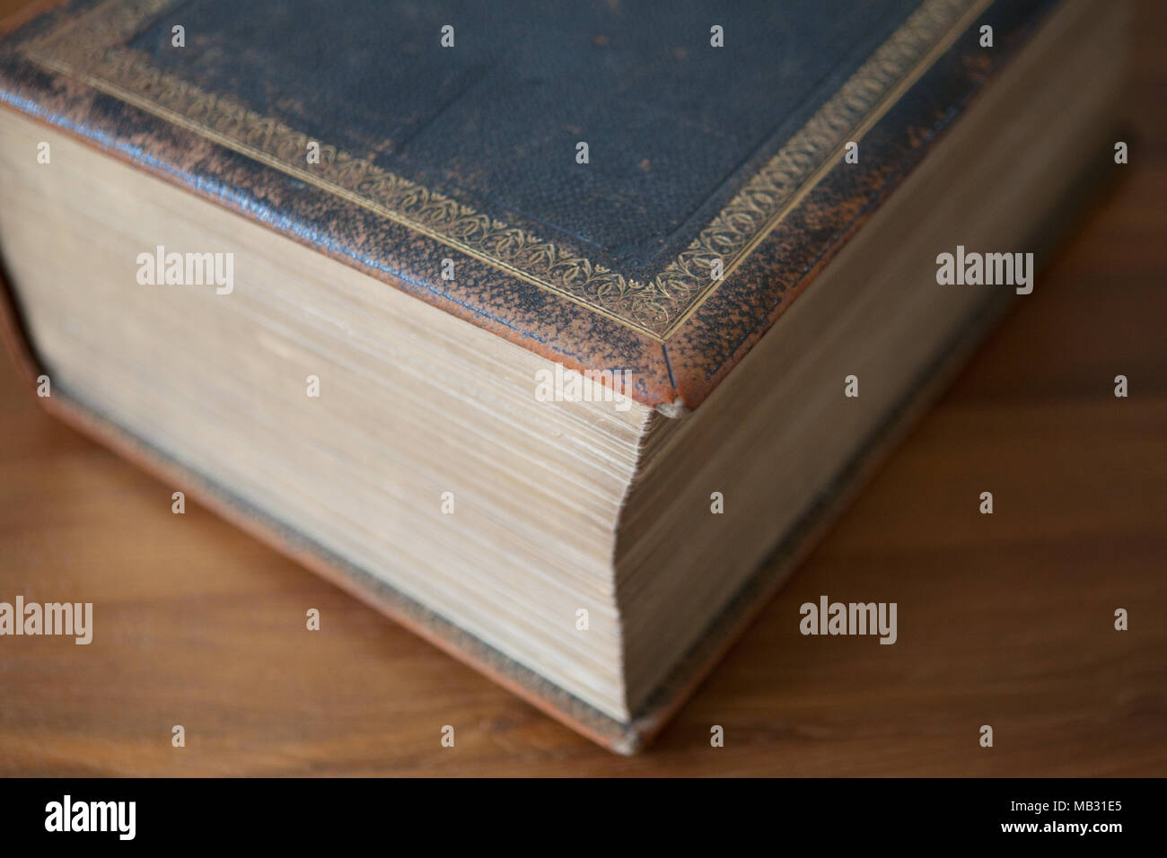 Eine große, in Leder gebundenes viktorianischen Familie Bibel, Anzeichen von Alter Stockfoto