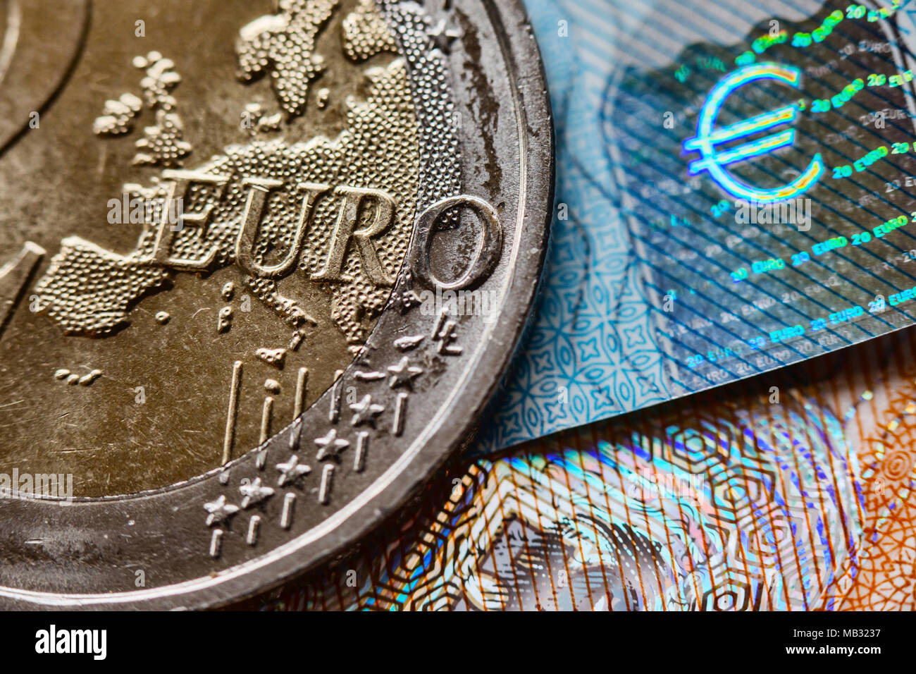 Symbol Bild, noch, Währung, Euro Münze und Hologramm der eine euro Zeichen auf 20 Euro Hinweis, Detail Stockfoto