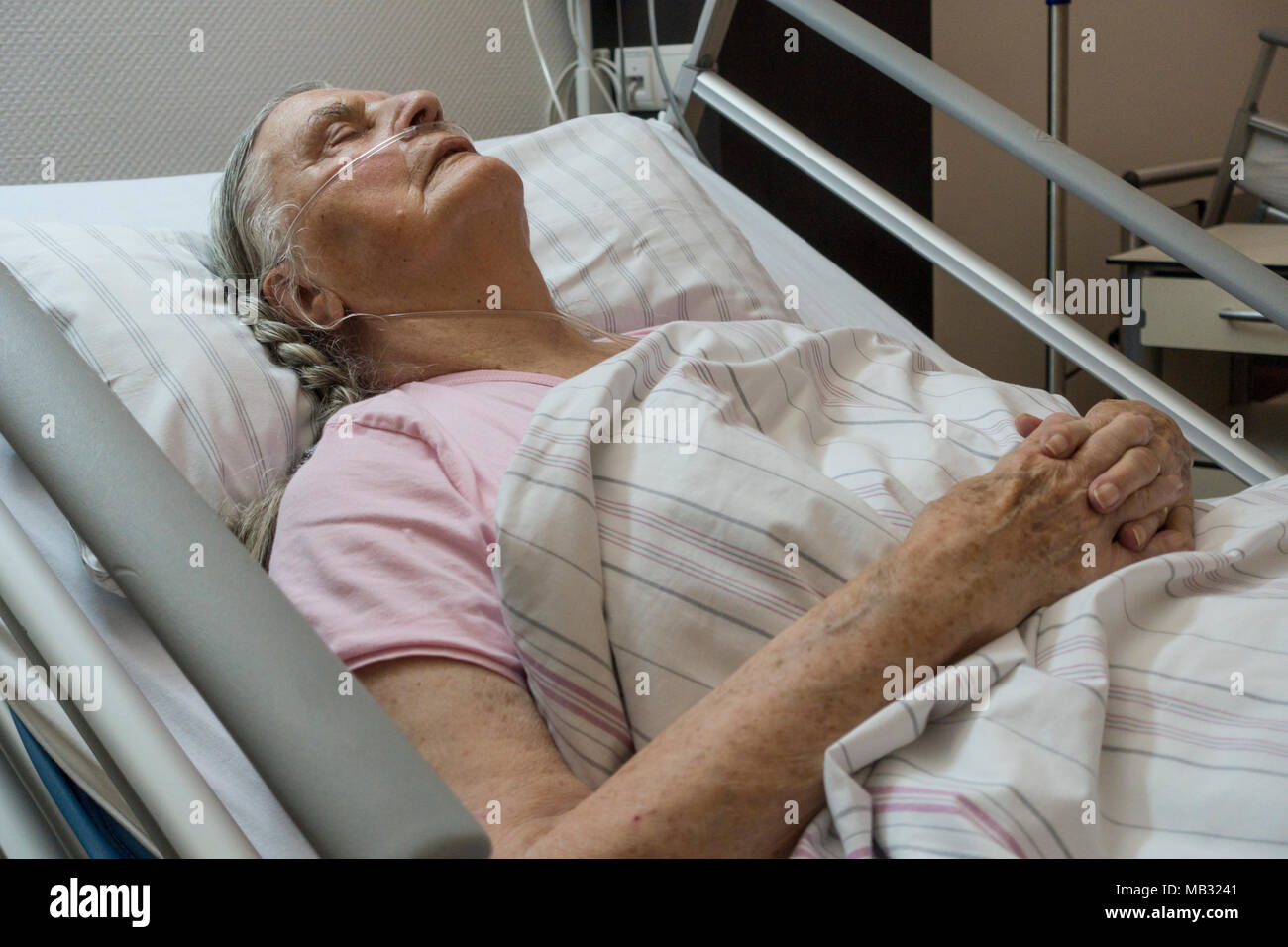 Schlaf älterer Bürger mit Atemwegserkrankungen Rohr im Bett im Krankenhaus, Deutschland Stockfoto