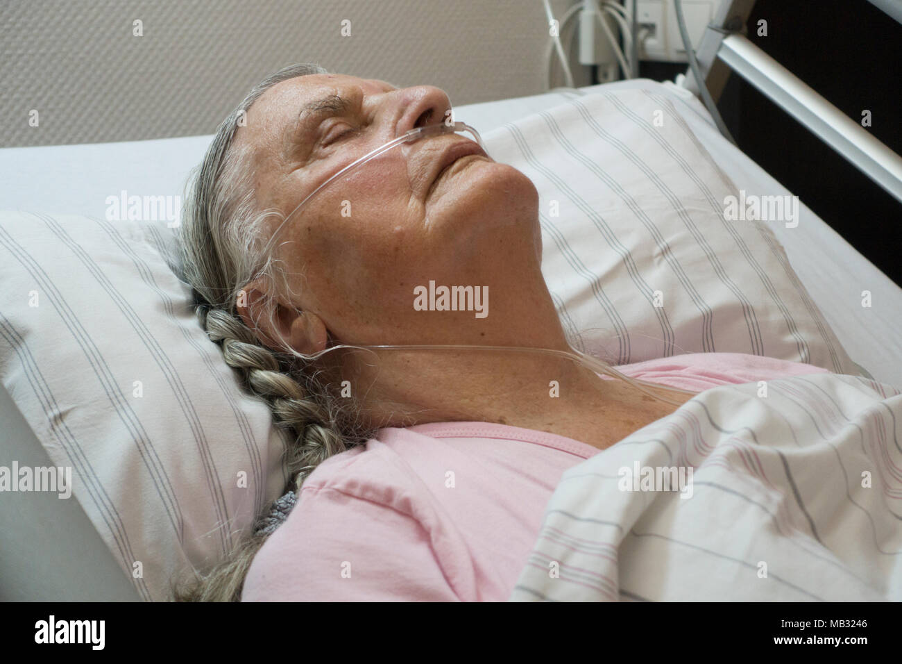 Schlaf älterer Bürger mit Atemwegserkrankungen Rohr im Bett im Krankenhaus, Deutschland Stockfoto