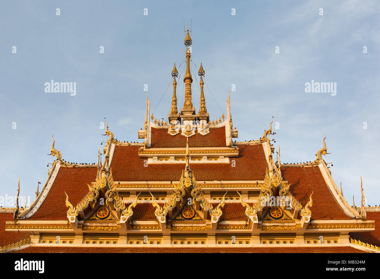 Dach, heilige bot der Wat Pa Saeng Arun, Südseite, dekoriert mit Dach, Khon Kaen, Isan, Thailand Stockfoto