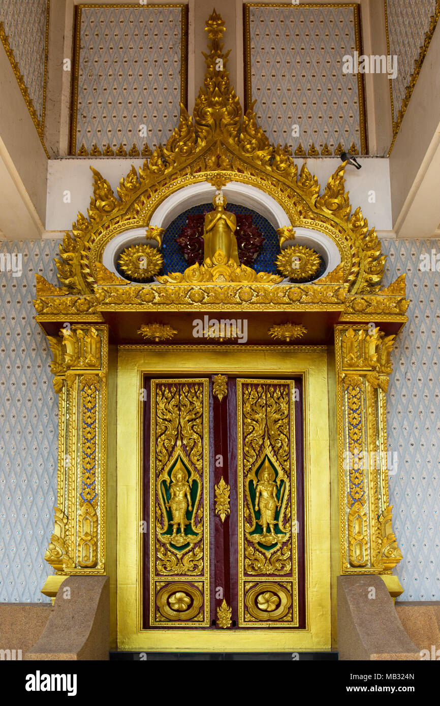 Eingang, vergoldete Tor, heilige bot der Wat Pa Saeng Arun, Khon Kaen, Isan, Thailand Stockfoto