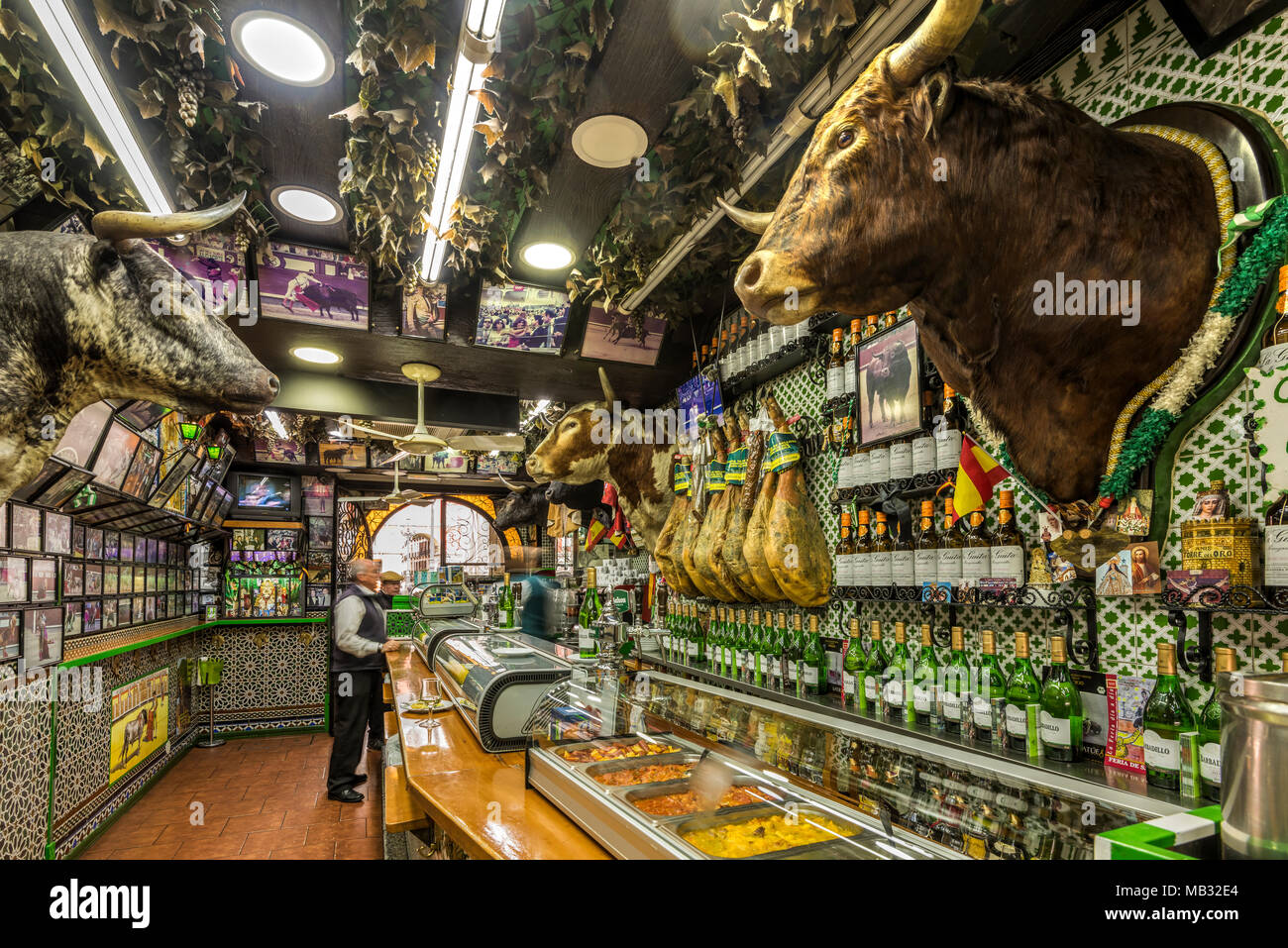 Historische tapas bar mit traditionellen Stierkampf Erinnerungsstücke, Madrid, Gemeinschaft von Madrid, Spanien Stockfoto