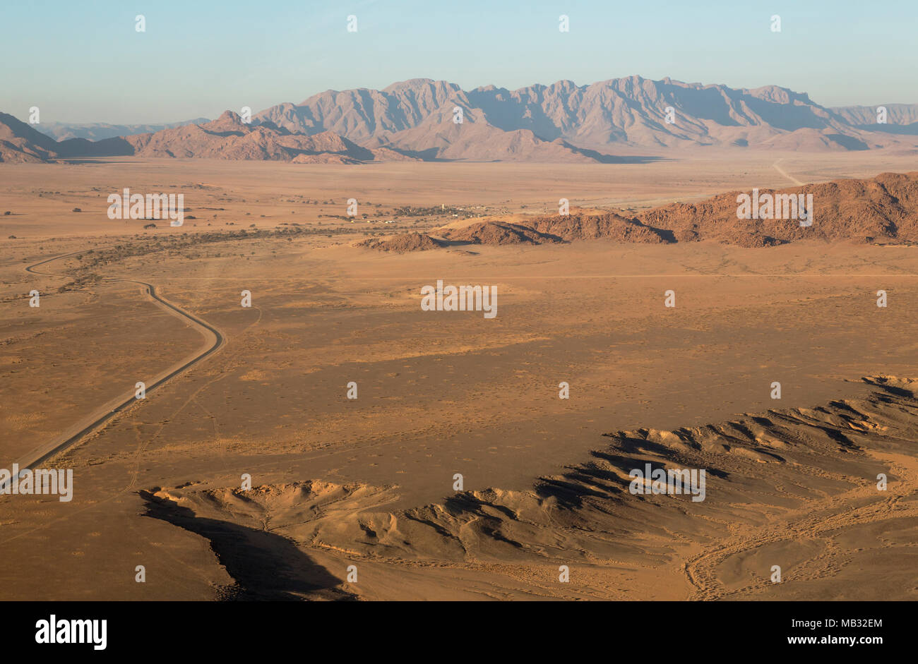 Trockenen Ebenen und isolierte Bergrücken, der Namib Wüste, hinter der Siedlung von Sesriem, Luftaufnahme Stockfoto