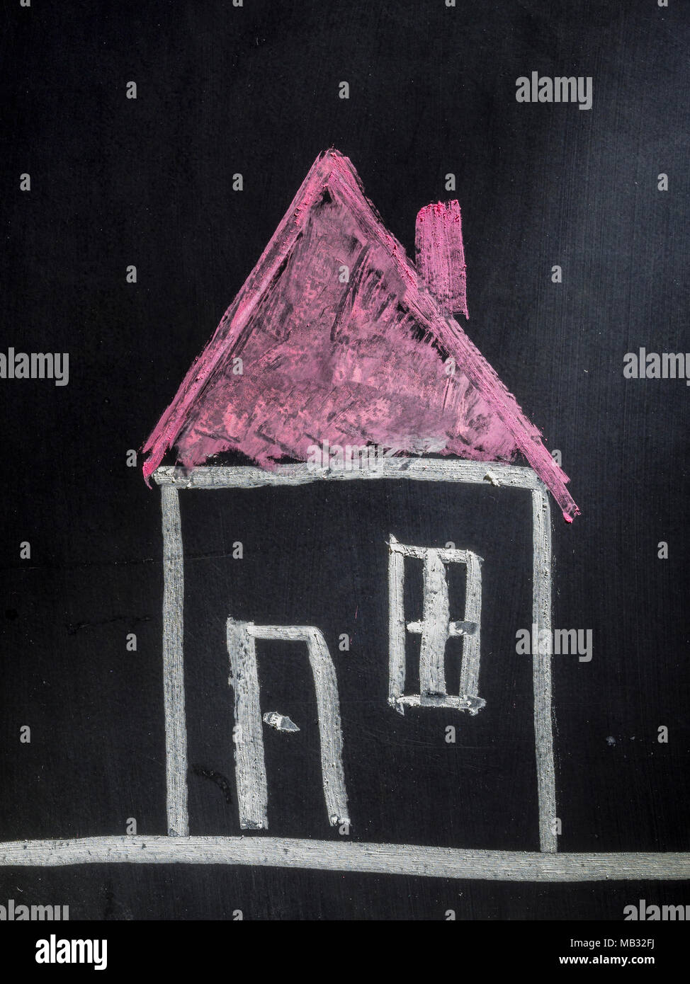 Symbol Bild, Home, Haus mit Kreide auf einer Tafel gemalt Stockfoto