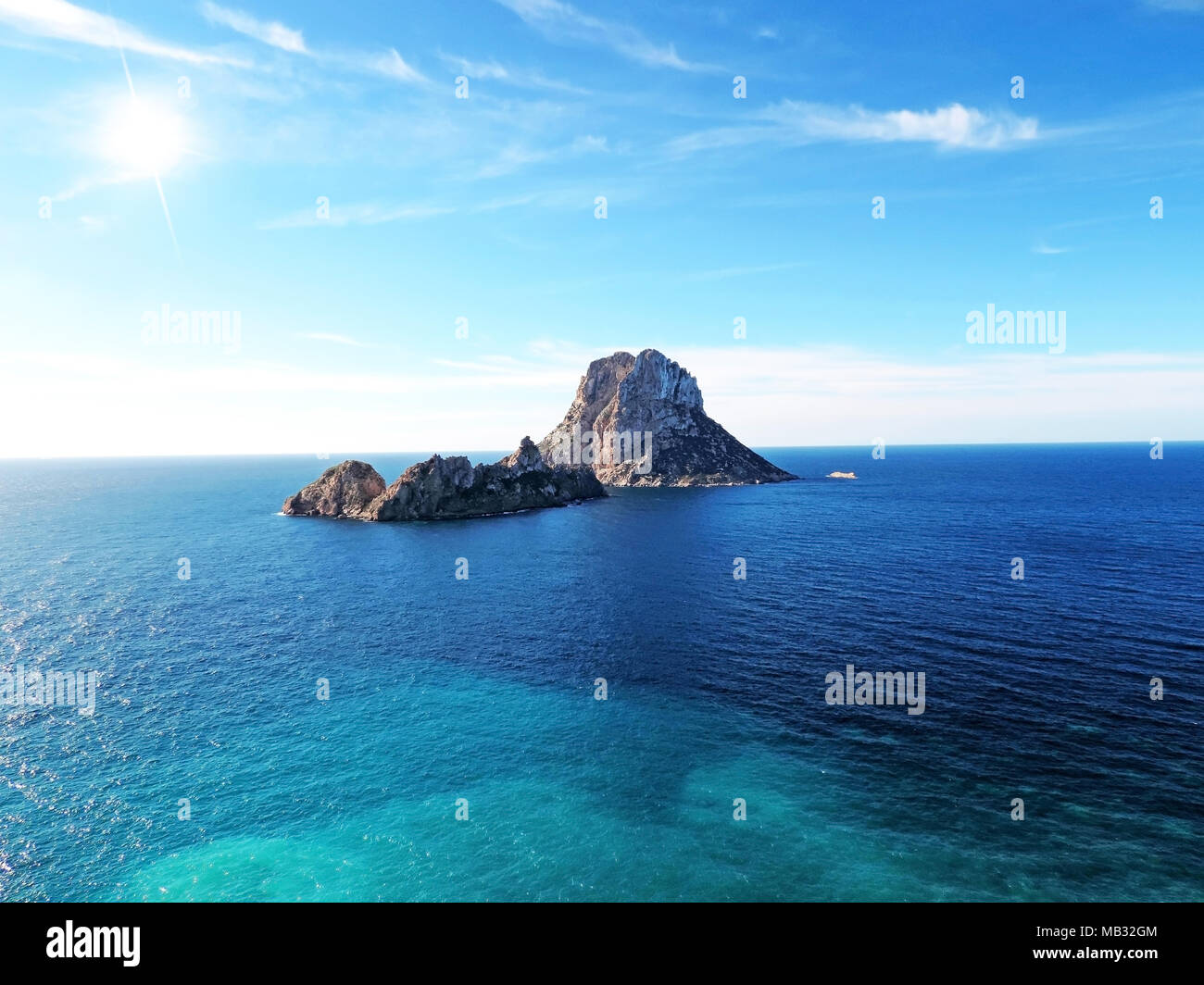 Es Vedra und Es Verdranell auf der Insel Ibiza. Berühmte Felsformation mit türkisblauem Meer und blauer Himmel. Stockfoto