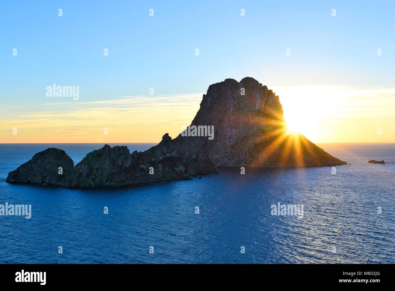 Es Verdra und Es Vedranell in den Sonnenuntergang. Berühmte Felsbrocken auf der Insel Ibiza. Sonnenaufgang oder Sonnenuntergang Szene im Sommer. Stockfoto