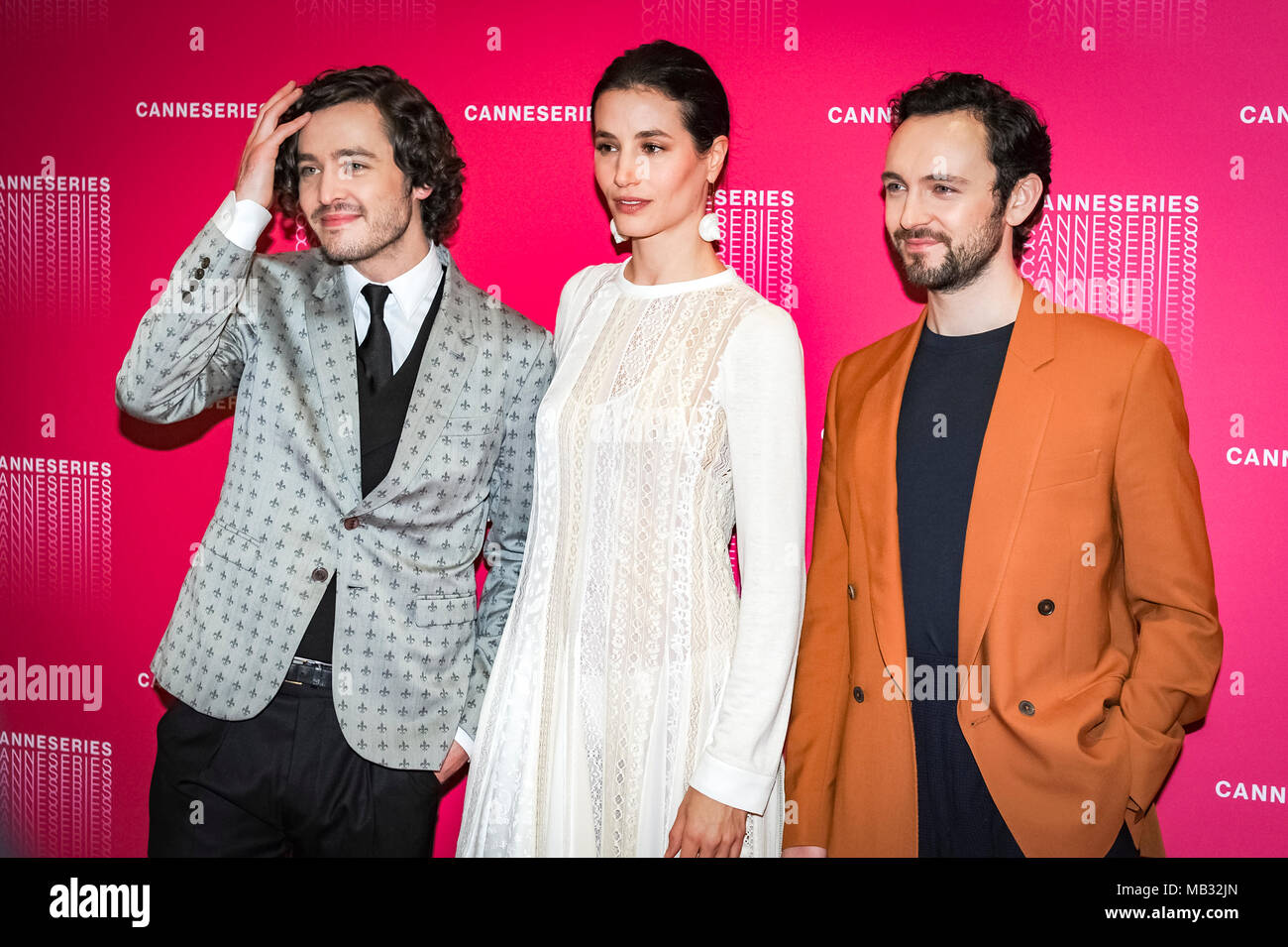 Eröffnungsfeier der 1 Cannes Film Festival Canneseries - Alexander Vlahos - Elisa Lasowski-Georges Blagden Stockfoto