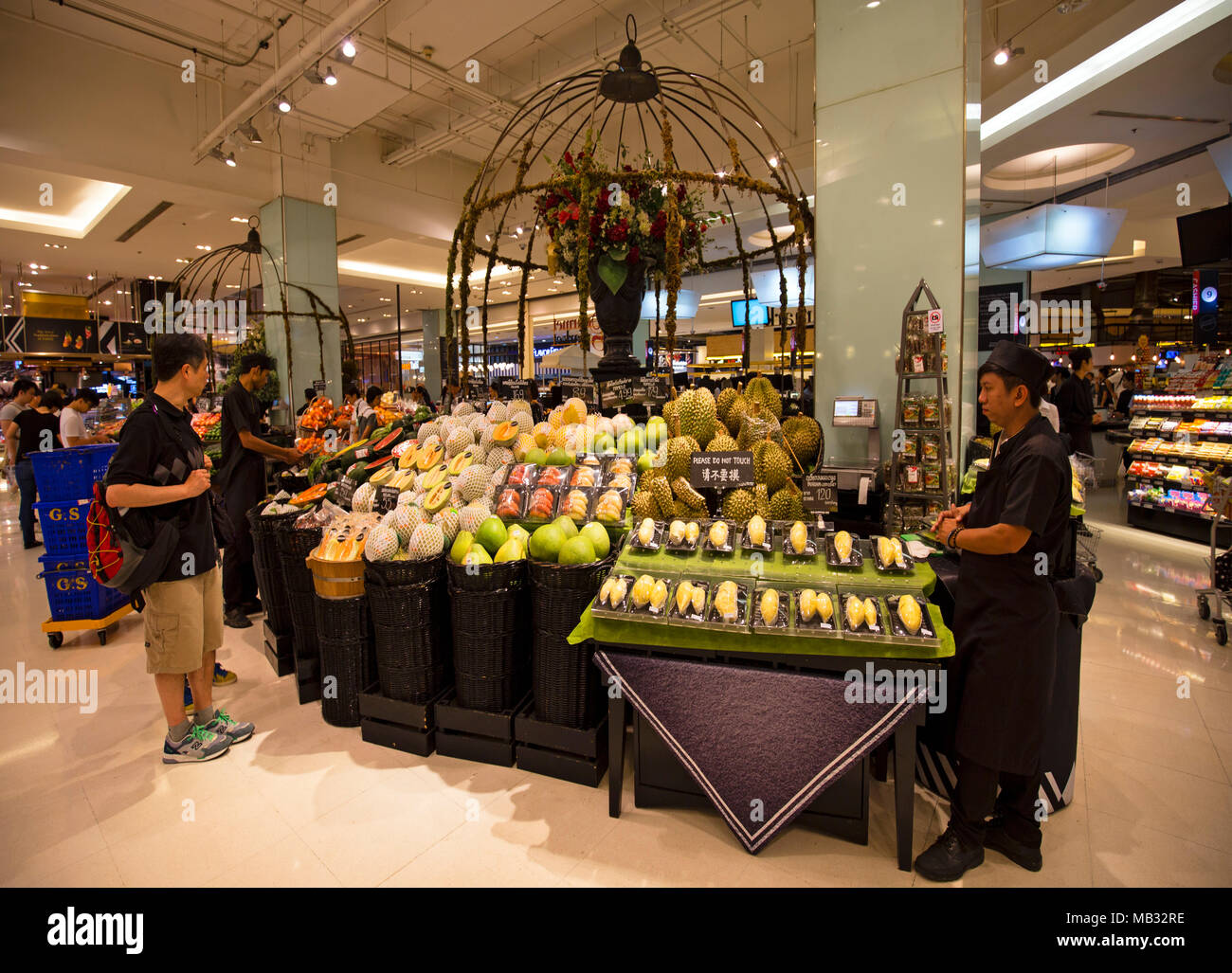 Markt mit Obst an der Gourmet Markt, Siam Paragon Shopping Centre, Pathum Wan District, Bangkok, Thailand Abschaltdruck Stockfoto