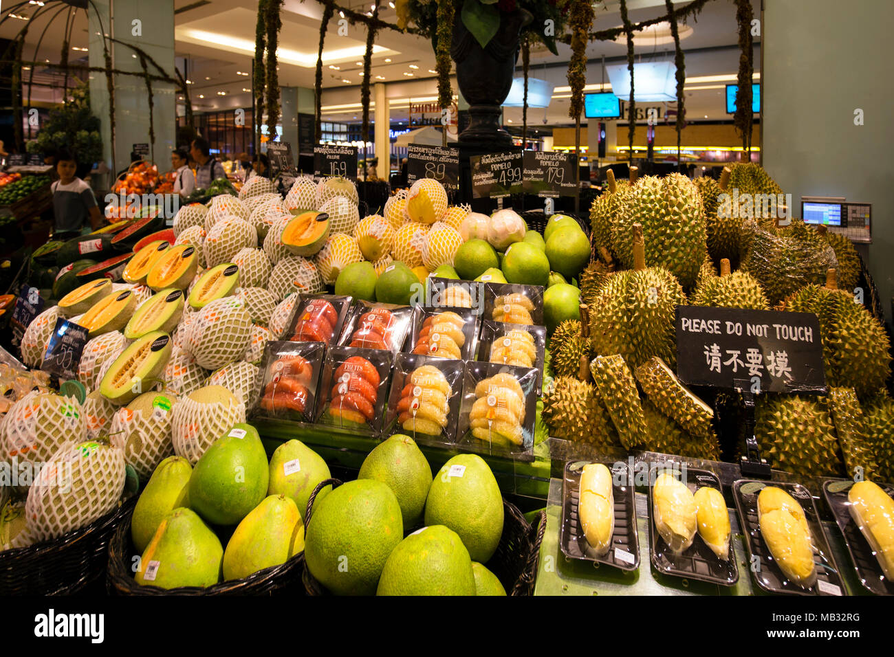 Durian und Mango, Obst auf einem Markt im Gourmet Markt, Siam Paragon Shopping Centre, Pathum Wan District, Bangkok Abschaltdruck Stockfoto
