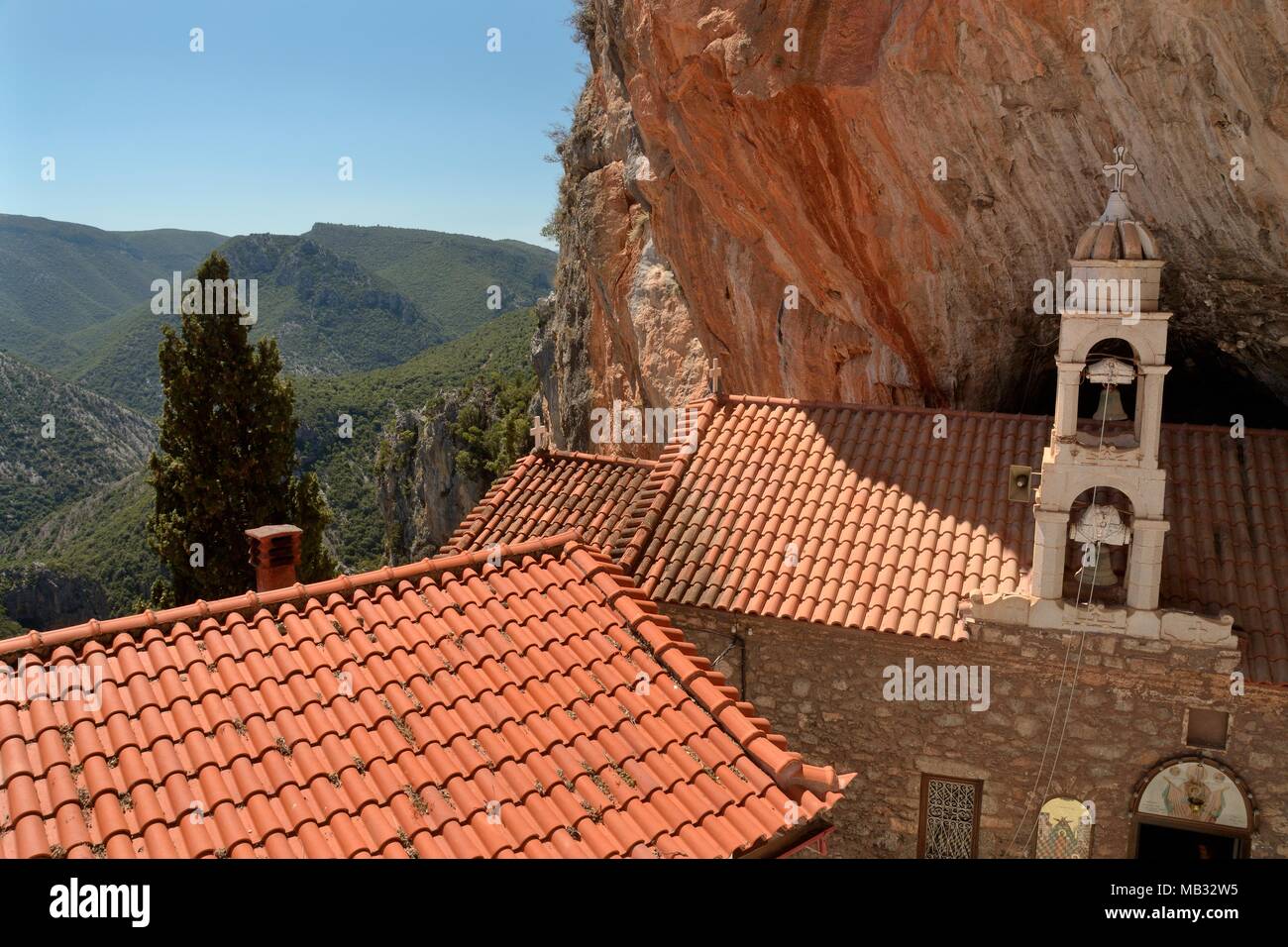 Kloster Panagia Elona/Panagias Elonis, auf einer hohen Klippe Leiste auf Mount Parnon, Kosmas, in der Nähe von Leonidio, Arcadia, Peloponnes, Griechenland, Juli gebaut. Stockfoto
