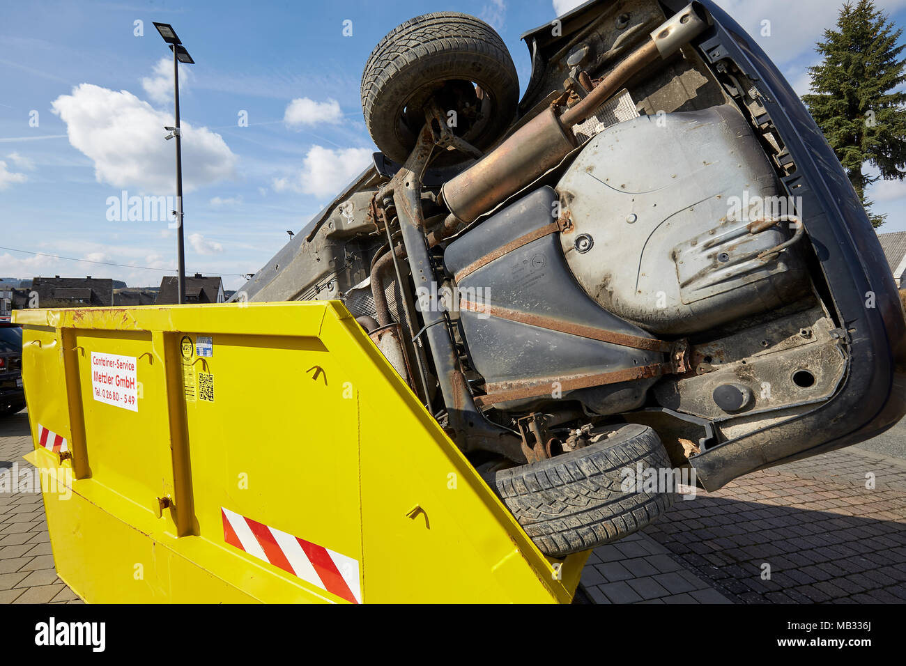 Auto in Müllcontainer, Rheinland-Pfalz, Deutschland Stockfoto