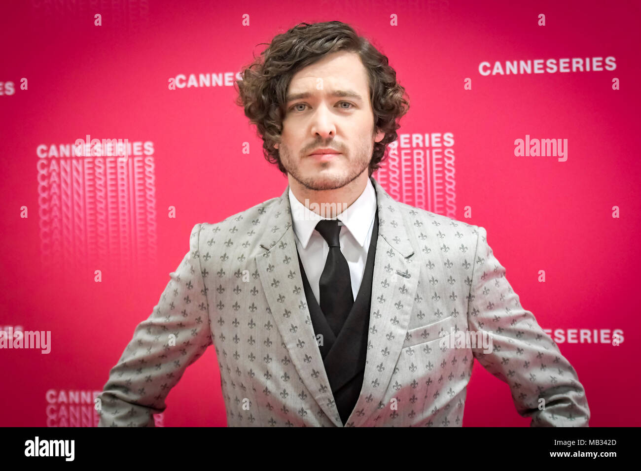 Eröffnungsfeier der 1 Cannes Film Festival Canneseries - Alexander Vlahos Stockfoto