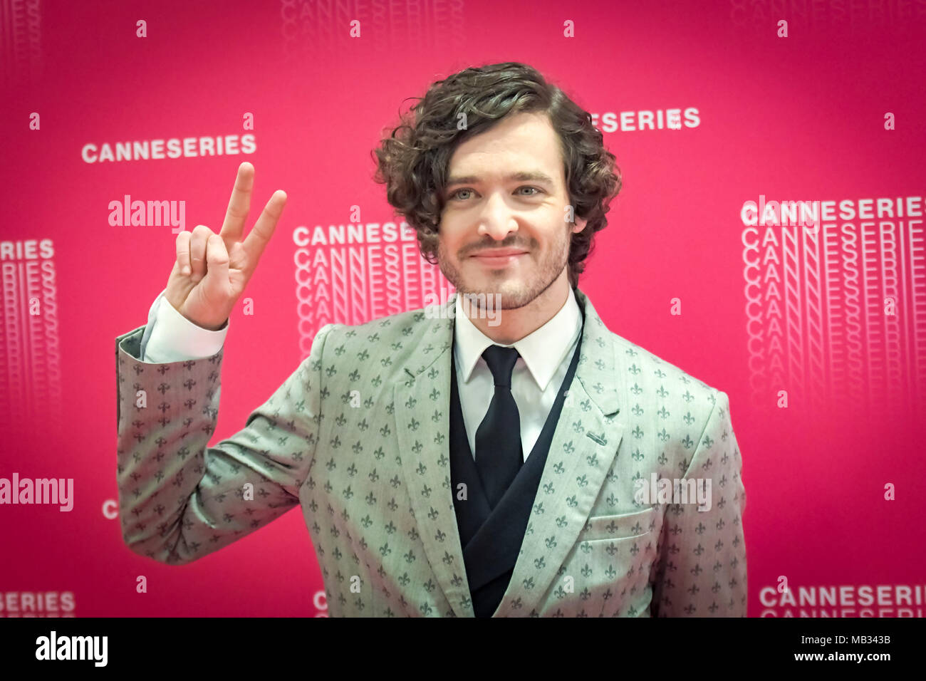 Eröffnungsfeier der 1 Cannes Film Festival Canneseries - Alexander Vlahos Stockfoto