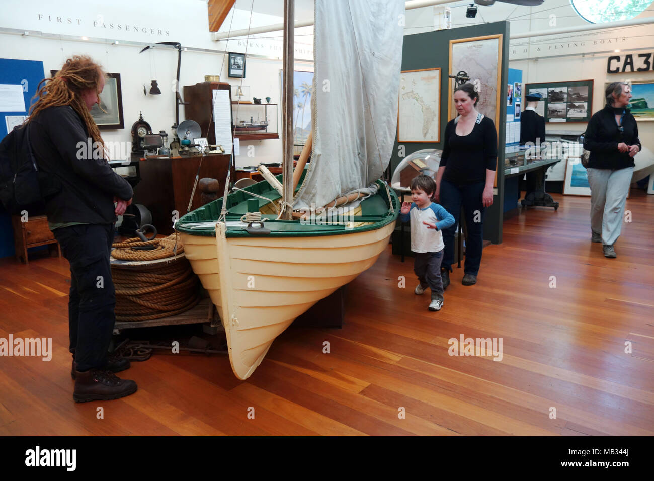 Besucher auf der Jolle suchen, Lord Howe Island Museum, Lord Howe Island, New South Wales, Australien. Keine MR oder PR Stockfoto