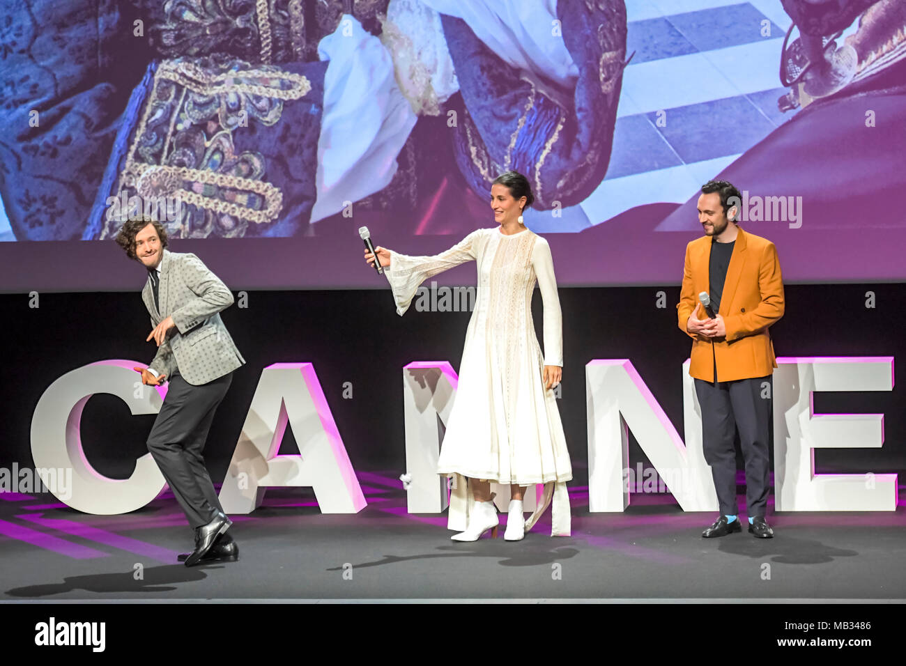 Eröffnungsfeier der 1 Cannes Film Festival Canneseries - Alexander Vlahos - Elisa Lasowski-Georges Blagden Stockfoto