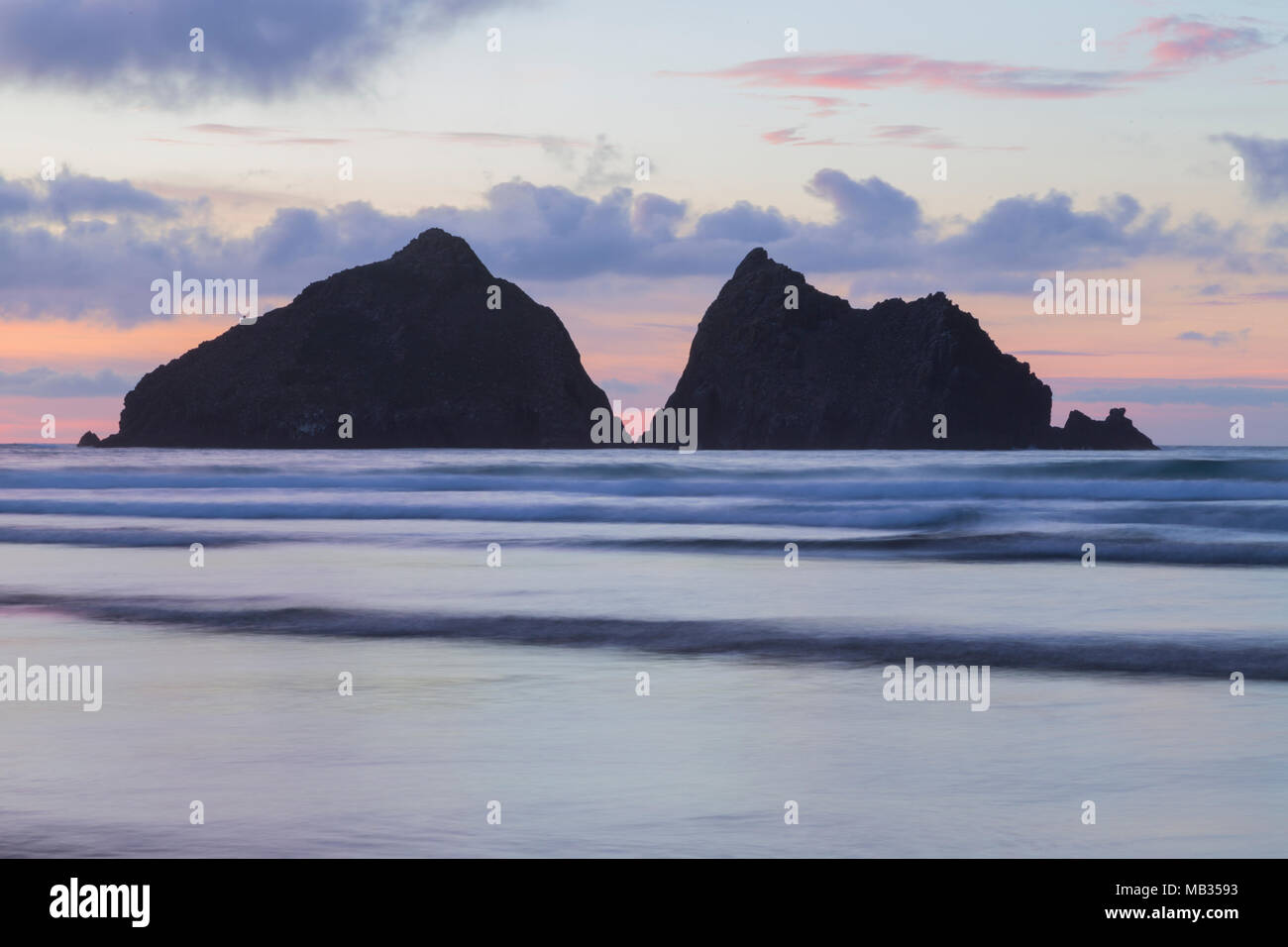 Sonnenuntergang über Carters Felsen bei Holywell in North Cornwall Stockfoto