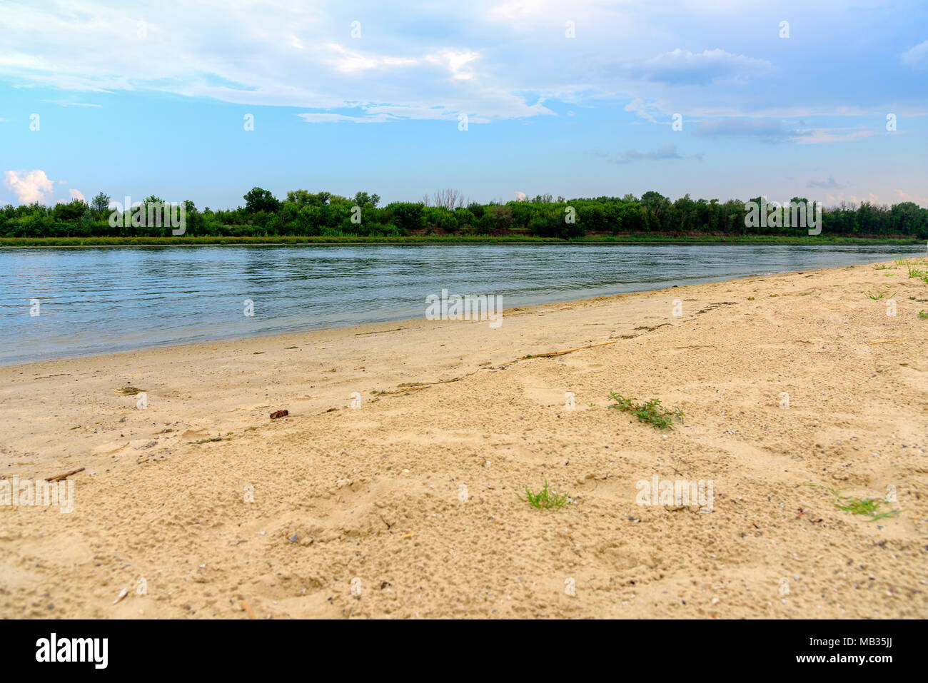 Don River mit goldenem Sand Ufer. Strand Landschaft in der Nähe von Rostov am Don, Russland. Stockfoto