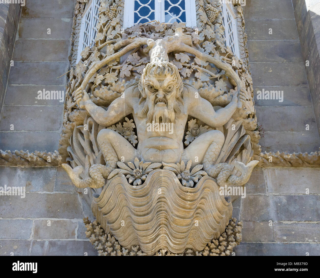 Steinbildhauerei in Wand im Palacio da Pena, Portugal Stockfoto