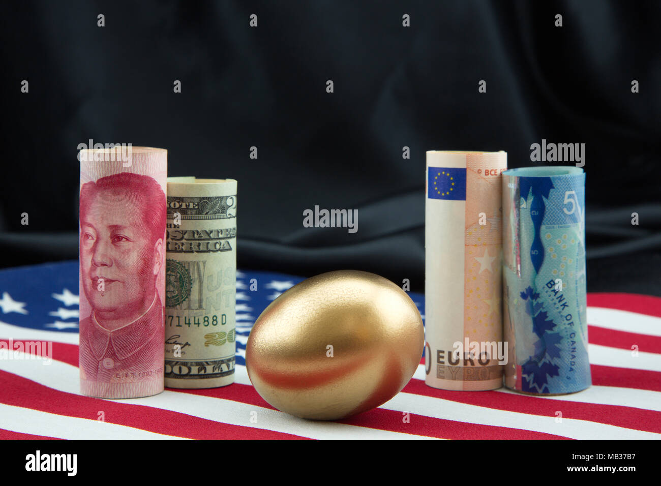 Mehrere globale Währungen mit Gold Ei auf Americn Flagge wider globale Verbindungen zugrunde liegenden ausgewogenen Finanzportfolios, moderne Unternehmen Stockfoto