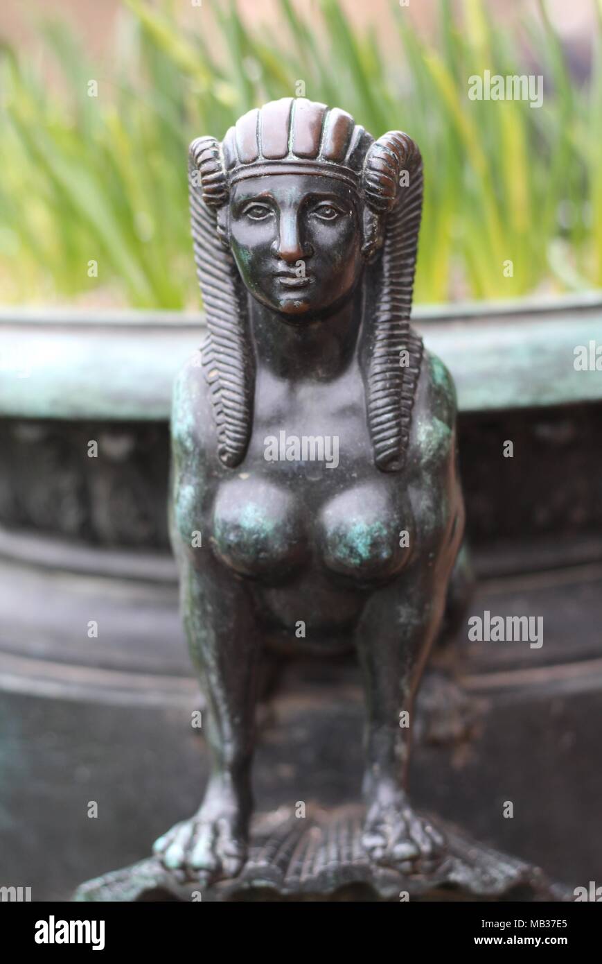 In der Nähe des mythischen Sphinx Wesen auf einer kreisförmigen Garten Pflanzmaschine. Kent, Großbritannien Stockfoto