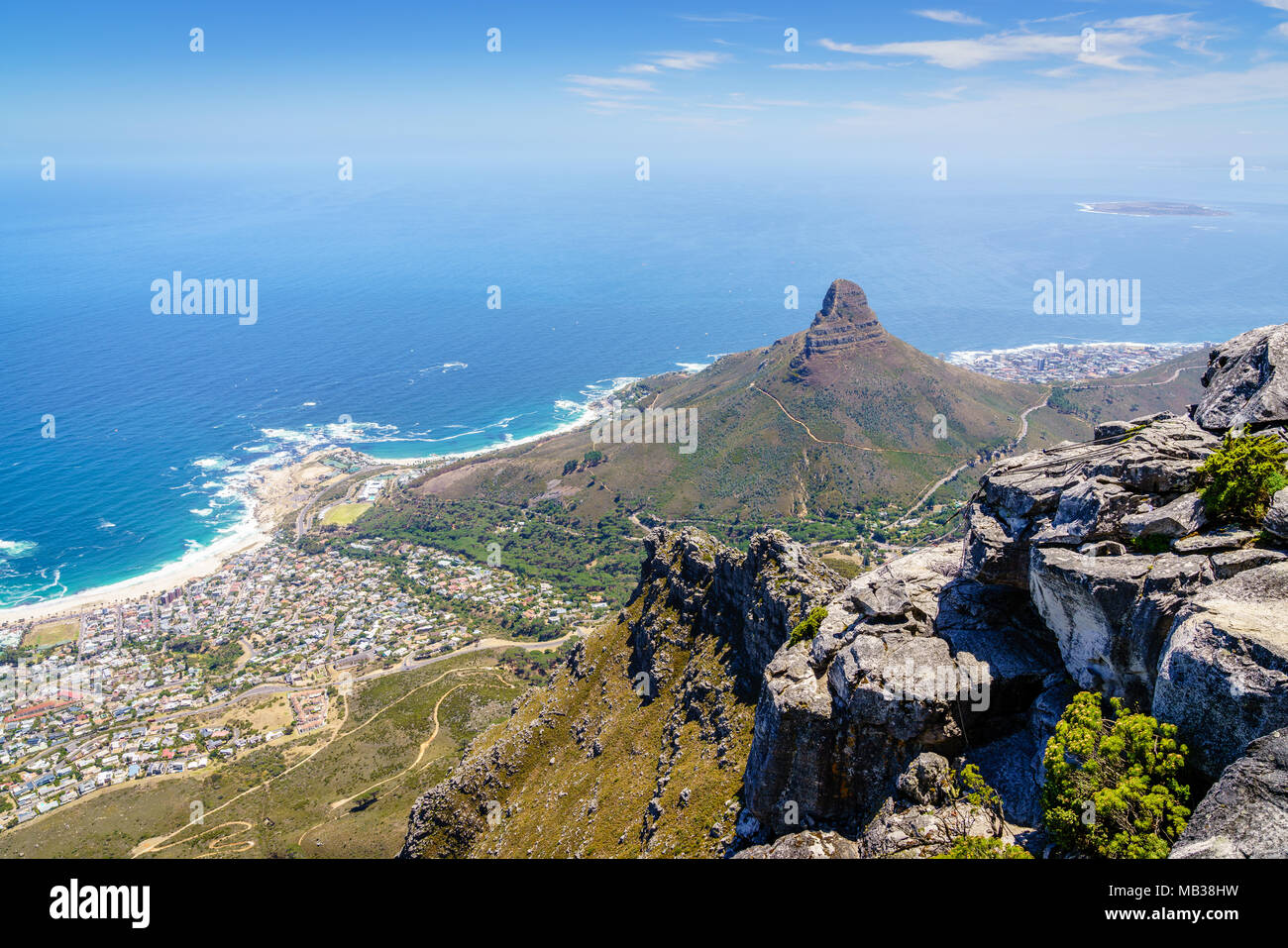 Blick auf den Lion's Head Mountain und Camps Bay vom Tafelberg in Kapstadt, Südafrika Stockfoto