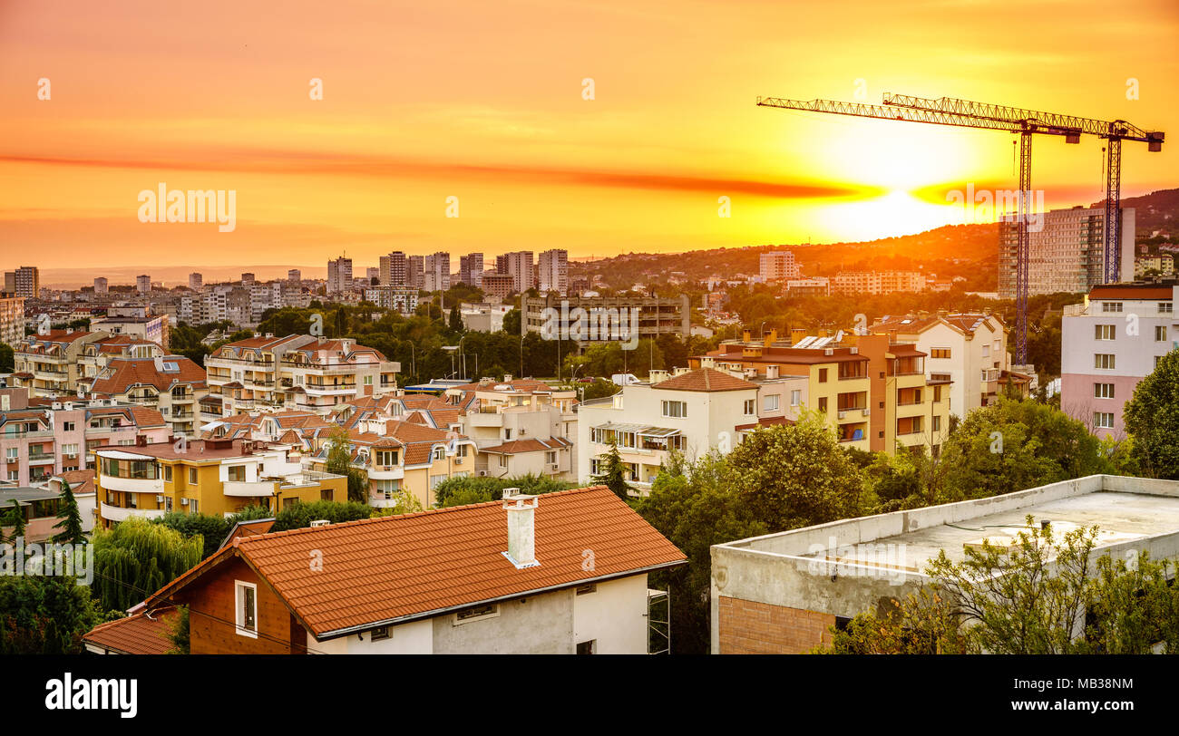 Blick auf die Skyline von Varna, Bulgarien bei Sonnenuntergang Stockfoto