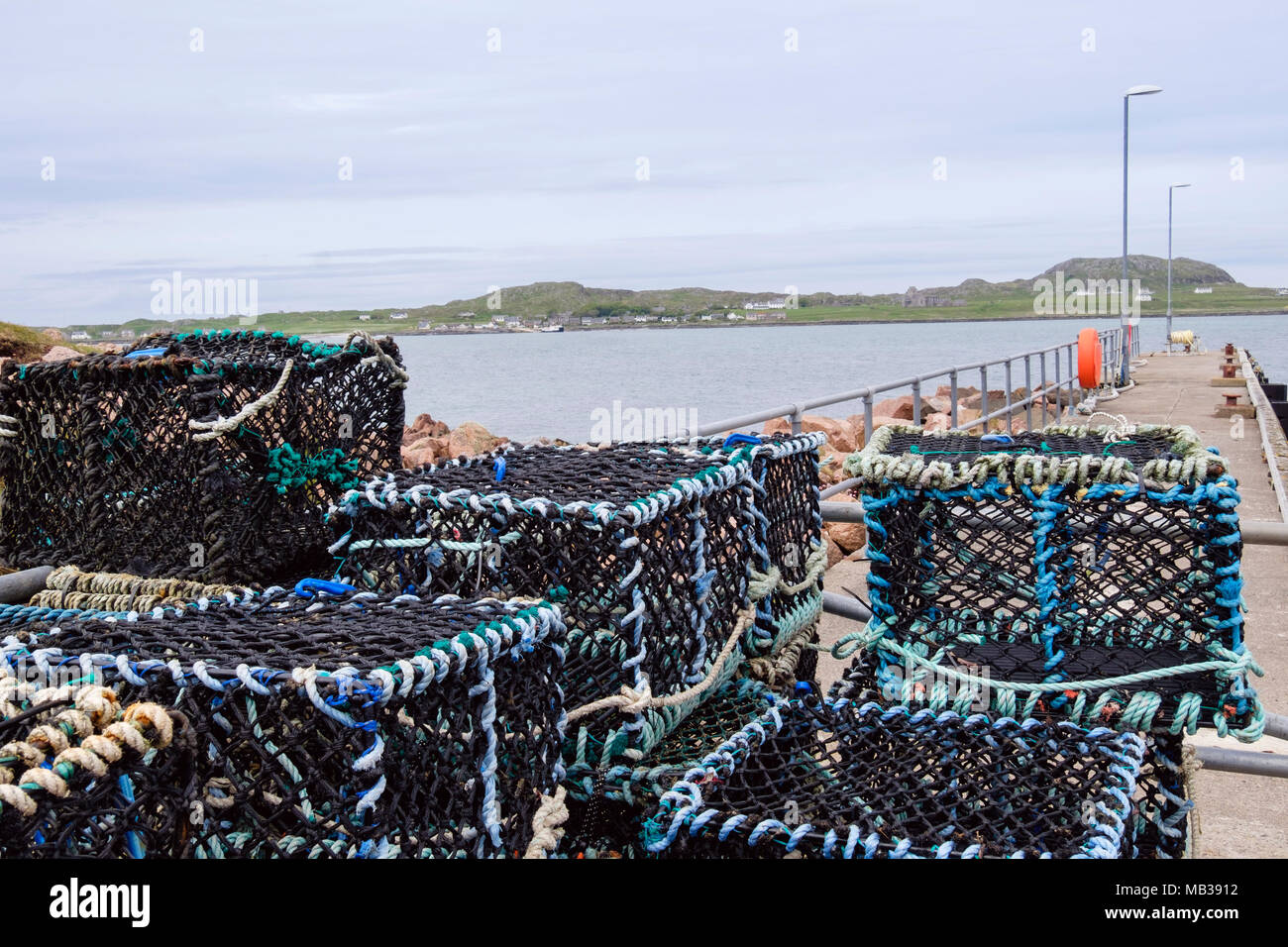 Hummer Töpfe von Pier mit Iona Insel über Sound von Iona. Fionnphort, Isle of Mull, Argyll und Bute, Innere Hebriden, Western Isles, Schottland, Großbritannien Stockfoto
